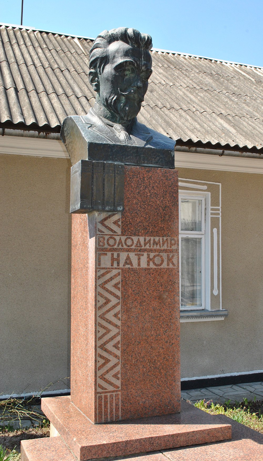 Погруддя В. Гнатюка у с. Велеснів